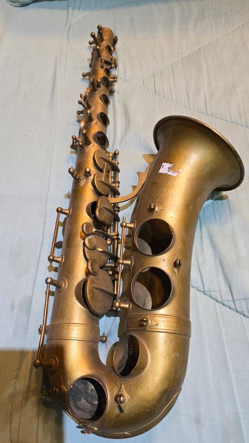 VINTAGE SAXOPHONE FOR DECORATIVE PURPOSE OR REPAIRS