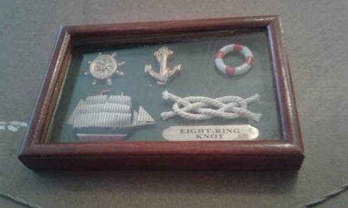 EIGHT-RING KNOT FRAME IN GLASS
