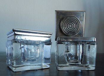 A PAIR OF HEAVY GLASS INKWELLS MIT METAL LID CA.1920 MADE IN GERMANY