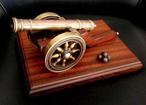 MODEL CANON COPPER AND BRASS,ENGRAVINGS ON GUN BARREL ,WOODEN AND BRASS WHEELS  ETC.