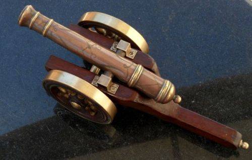 MODEL CANON COPPER AND BRASS,ENGRAVINGS ON GUN BARREL ,WOODEN AND BRASS WHEELS  ETC.