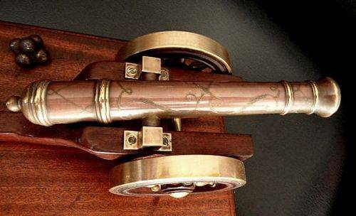 MODEL CANON COPPER AND BRASS,ENGRAVINGS ON GUN BARREL ,WOODEN AND BRASS WHEELS  ETC.