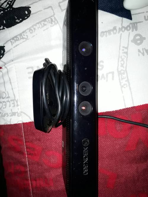 xBox 360 with 4 gamews and remote + kinect