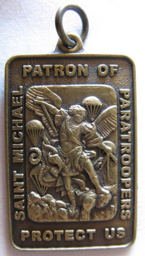 SA PARACHUTE SAINT MICHAEL PENDANT.  BRASS WITH PLAIN REVERSE.  GUARANTEED ORIGINAL!!  NOTICE DETAIL