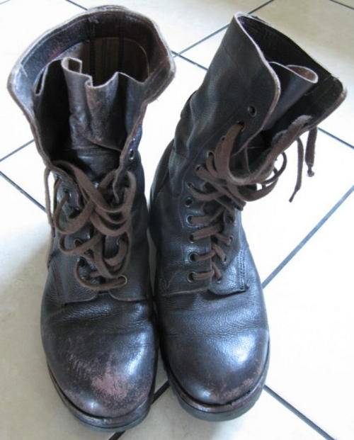 SA PARACHUTE PAIR OF BOOTS (JUMPERS) SIZE 11.  USED BUT GOOD CONDITION.