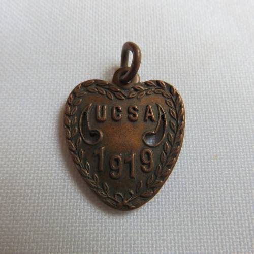 WW1 NUMBERED UCSA SWEETHEART BADGE