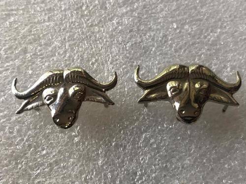 32 BATTALION COLLAR BADGE PAIR - 1977-1990'S - ORIGINAL - PINS INTACT