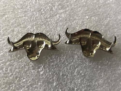 32 BATTALION COLLAR BADGE PAIR - 1977-1990'S - ORIGINAL - PINS INTACT