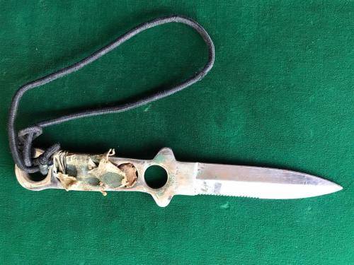RECCE USED STAINLESS STEEL DAGGER WITH SOME RECCE CAMO TYPE STILL ATTACHED TO IT-TOTAL LENGTH 21.5CM