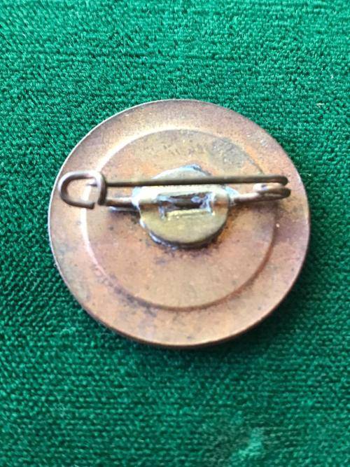 SA WW2 HOME COMFORTS LAPEL BADGE- BRASS+ ENAMEL