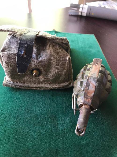 BORDER WAR PERIOD F1 INERT RUSSIAN FRAGMENTATION HANDGRENADE WITH ORIGINAL WEBBING POUCH,HOLDING 2 G