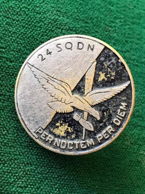 24 SQUADRON PIN BADGE 1939-1945