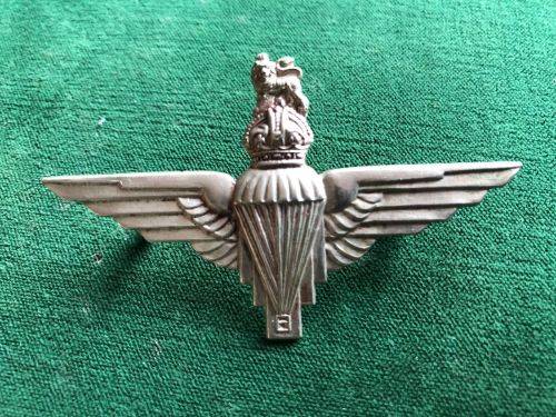 GREAT BRITAIN PARACHUTE REGT. WW2 CAP BADGE-LUGS INTACT