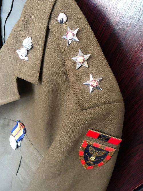 STEP OUT JACKET FOR A CAPTAIN WITH 4 FIELD REGT.-COMPLETE WITH FLASHES MEDAL ETC.-SIZE MEDIUM-MEASUR
