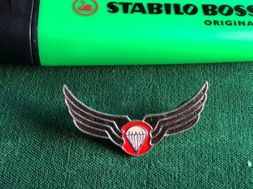 BOPHUTHATSWANA DEFENCE FORCE PARACHUTE INSTRUCTORS WING-RED ENAMEL CENTRE WITH CHROME WINGS-THIS IS