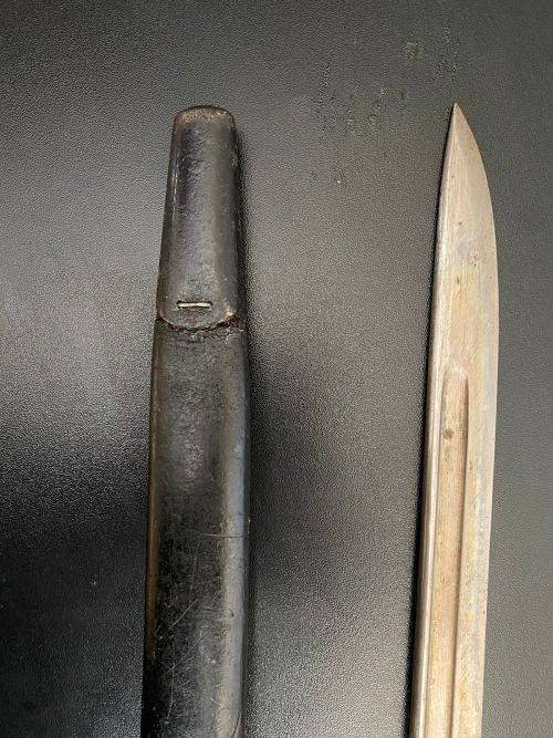 US PATTERN M1917 BAYONET MADE BY REMINGTON,RIGHT RICASSO MARKINGS OF THE US M 1917 BAYONET,SHOWING T