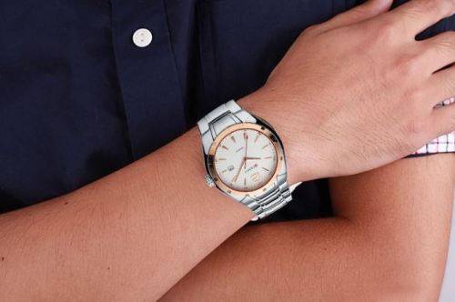 Elegant CURREN AUTO DATE Mens Quartz Wrist Watch With Stainless Steel Strap - White, Gold & Silver