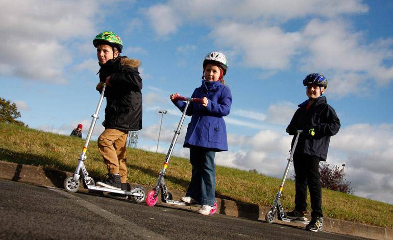 Three Wheel Metal Folding Skate Scooter with Led Lights & Double Back Wheels