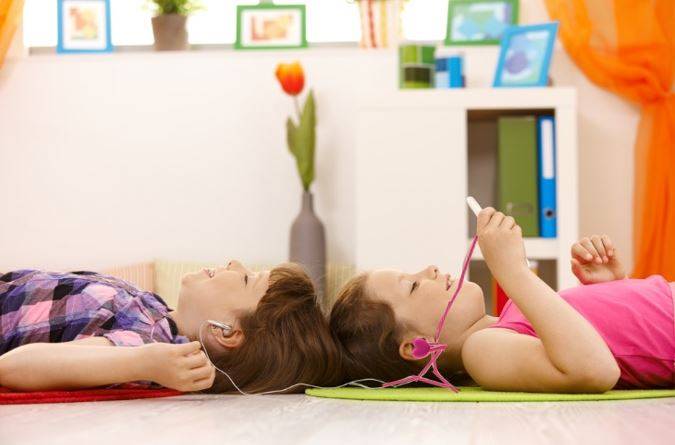 Trendz Portable Mini Speaker with a Surprisingly Big Sound PLUS Cool Pink Heart Shape Earphones