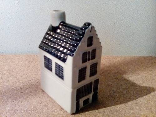 Blue Delft Bols KLM House 2006 Number 50 - Small graze/chip