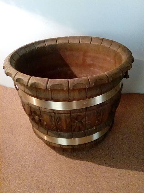 Large Craved Wooden Effect Basket/Pot with Metal Binding & Handles (Ref 105)