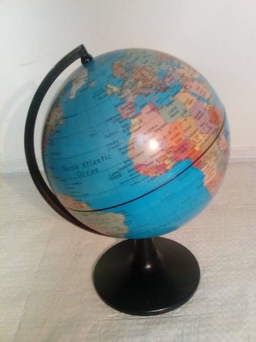 Smaller Size Desk World Globe in a Good Condition 20cm x 14cm (Ref 425)