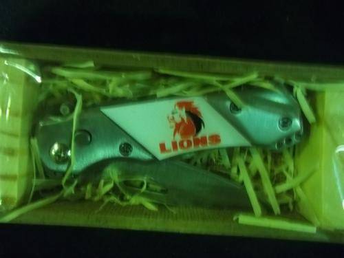 WOW ( LIONS  ) POCKET KNIFE  COLLECTION IN HOLDER RAP NOT USE