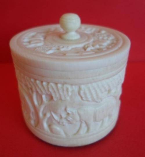 STUNNING!! VINTAGE HIGHLY DETAILED & BEAUTIFULLY CARVED IVORY TRINKET BOX