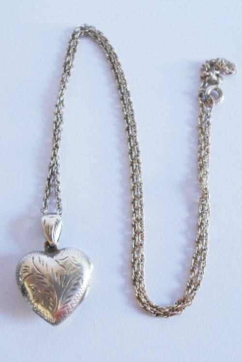 GORGEOUS!! VINTAGE STERLING SILVER HEART LOCKET WITH LOVELY ENGRAVED DETAIL & CHAIN