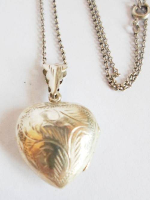 GORGEOUS!! VINTAGE STERLING SILVER HEART LOCKET & CHAIN