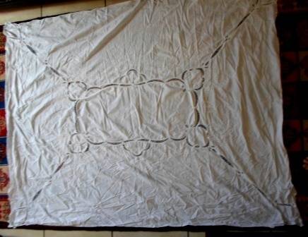 WOW!! EXQUISITE VINTAGE LACE TABLECLOTH WITH BEAUTIFUL DETAIL WOW!!
