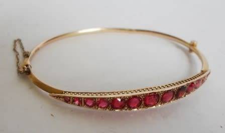 WOW!! HALLMARKED 1908 BIRMINGHAM 9ct, GARNET & DIAMOND CLIP BANGLE BY J.H.M 3,9g VALUE R4500 WOW!!