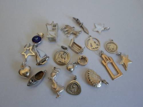 WOW!! COLLECTION OF 20 STERLING SILVER CHARMS  35,7g  WOW!!