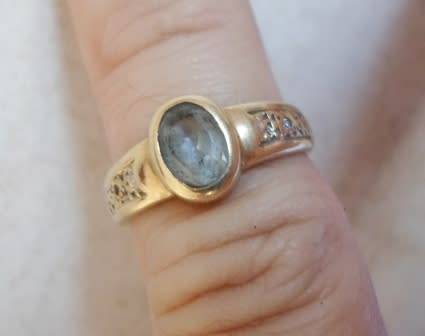 WOW!! VINTAGE 9ct GOLD  0.80ct AQUAMARINE & DIAMOND RING 2,2g SIZE L  VALUE R3950