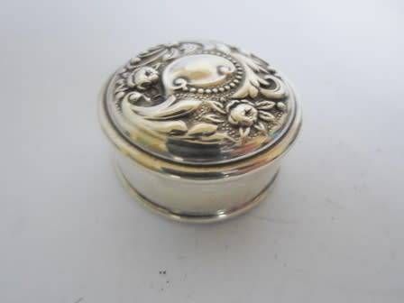STUNNING 1905 BIRMINGHAM SILVER PILL BOX WITH BEAUTIFUL DETAIL, BY WILLIAM VALE & SONS  8,1g WOW!!