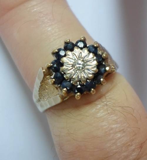 STUNNING!! VINTAGE LONDON 9ct GOLD 0,02ct DIAMOND & SAPPHIRE RING SIZE M1/2  4,2g  VALUE R3950