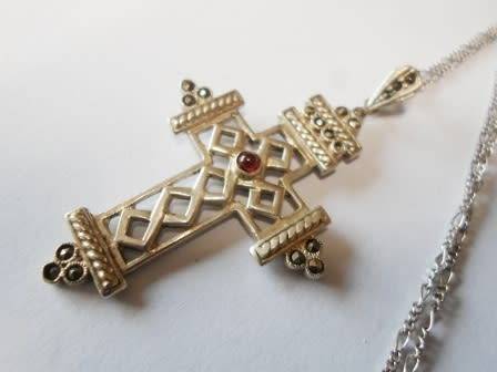 WOW!! LARGE VINTAGE STERLING SILVER, GARNET & MARCASITE CROSS WITH CHAIN  8,4g  WOW!!