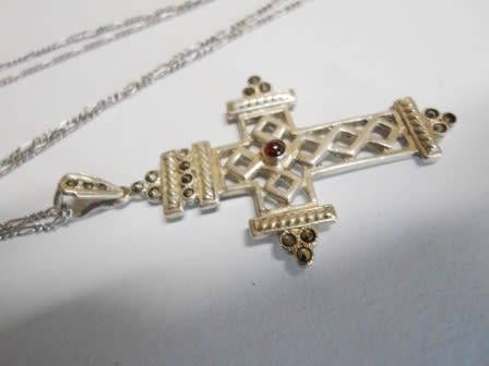 WOW!! LARGE VINTAGE STERLING SILVER, GARNET & MARCASITE CROSS WITH CHAIN  8,4g  WOW!!