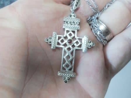 WOW!! LARGE VINTAGE STERLING SILVER, GARNET & MARCASITE CROSS WITH CHAIN  8,4g  WOW!!