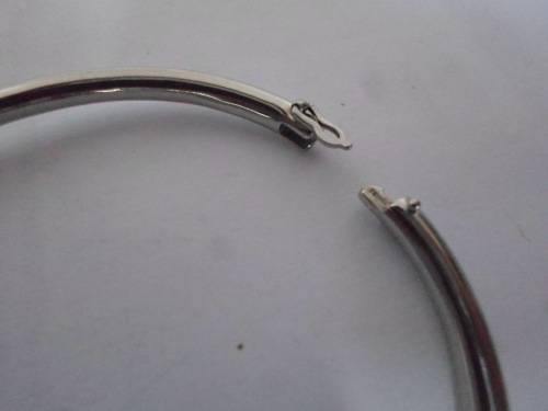 NEW MICHAEL KORS STAINLESS STEEL CLIP BANGLE VALUE R1460 FROM MACY`S NEW YORK WOW!!