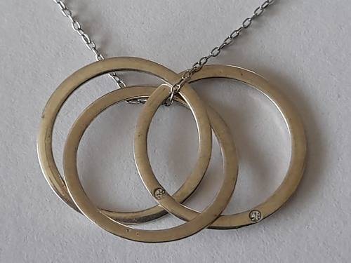 New sterling silver and cz 3 ring pendant and chain 2,5g wow!!