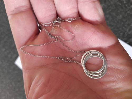 New sterling silver and cz 3 ring pendant and chain 2,5g wow!!