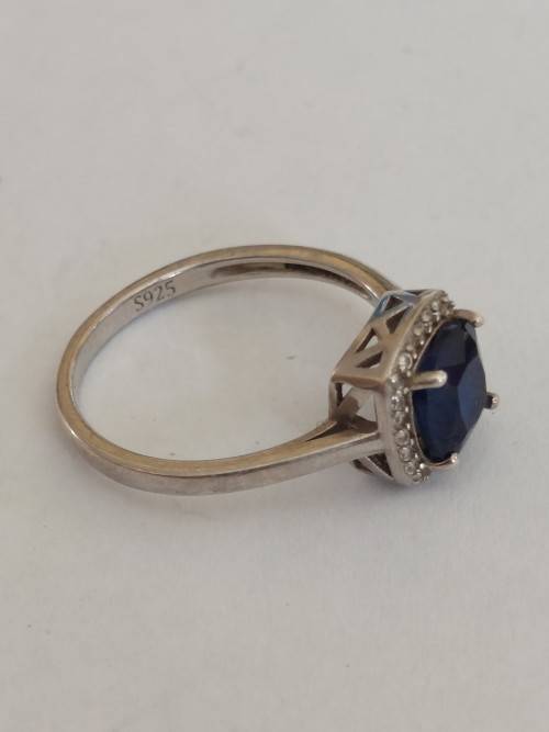 Wow!! Sterling silver sapphire & cz ring 2,4g