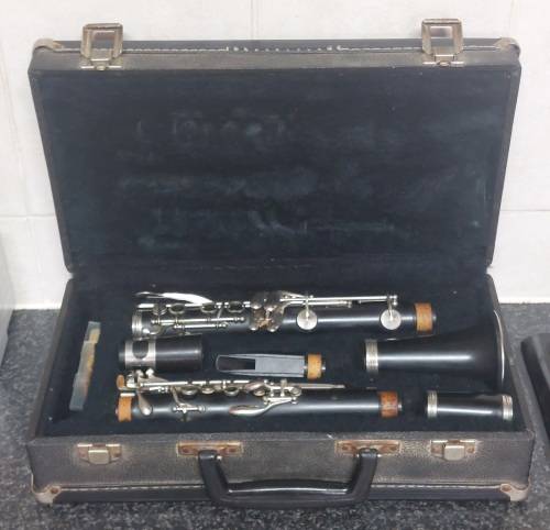 Vintage Artley 18S Clarinet in case, very good condition with reeds Value R2500