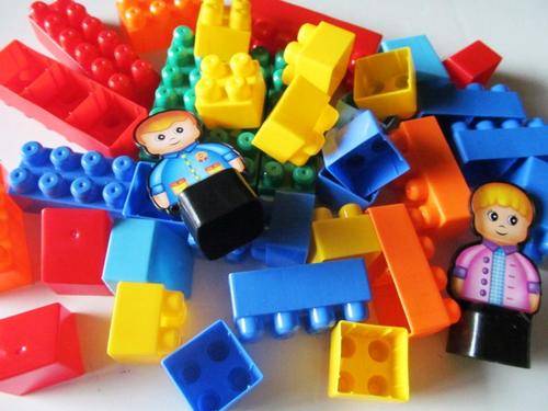 38 Piece BIG BLOCKS with two men - SHIPPING R40 & ALL ADDITIONAL ITEMS ARE FREE