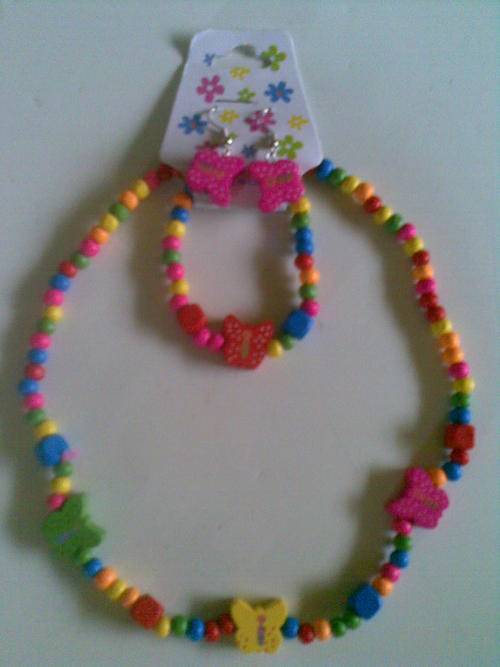 Good Quality 4 piece Girls Jewellery Set, Includes necklace, bangle and earings, VERY very cute!!!