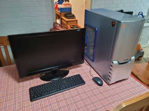 DESKTOP PC - AMD Phenom II X6 1090T - 730 WATT PSU - Samsung 23 inch 2ms