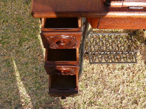 Singer on stand.Start on R1