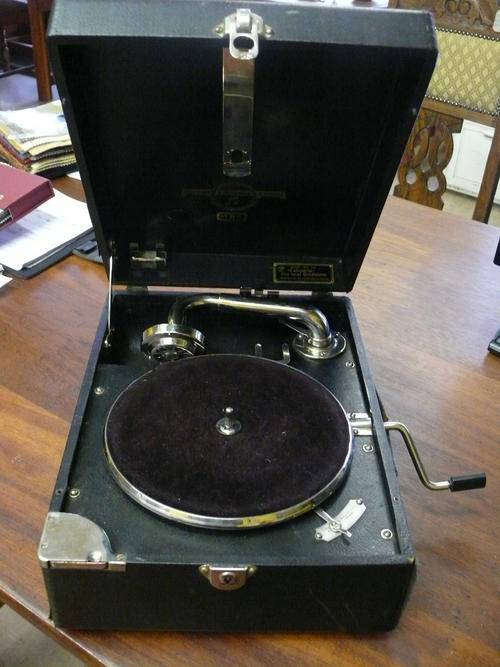 Old Columbia wind-up record player + bonus 12 original vinyls