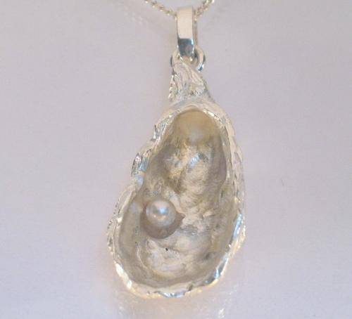 *****Oyster Pendant set with Freshwater Pearl***** 925 Sterling Silver
